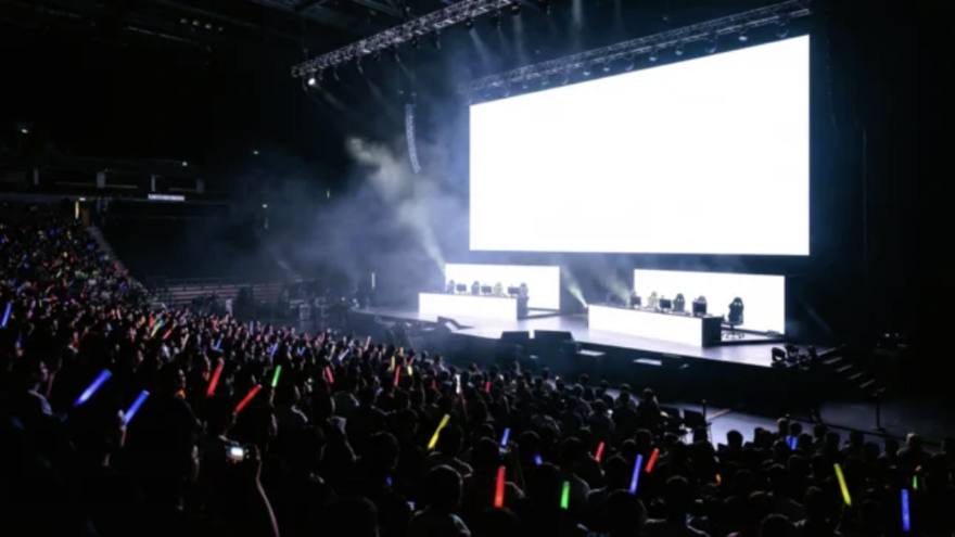 大型スクリーンのあるeスポーツ大会のステージと観客席